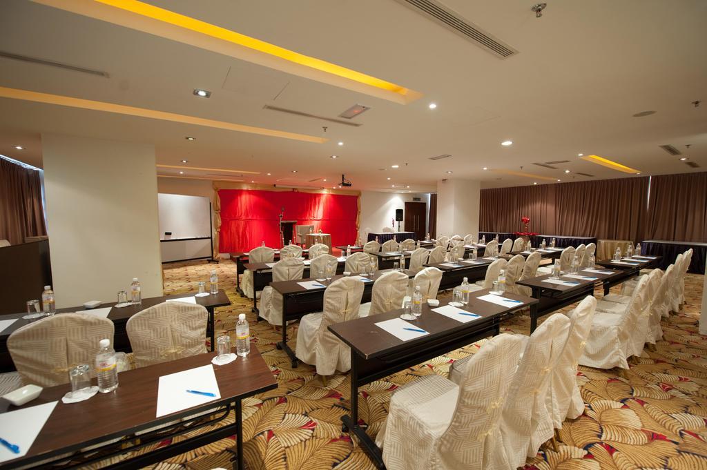 Gaya Centre Hotel 3*